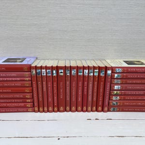 Puede incluir: Una colección de 30 libros de tapa dura rojos con letras doradas en los lomos. Los libros están dispuestos en una fila, con los títulos visibles. Los títulos incluyen "The Girl", "The Rag Nymph", "Pose of the River", "Tilly Trotter Wed", "The Moth", "The Mallen Streak", "Heritage of Folly", "Katie Mulholland", "The Thursday Friend", "Booney", "The Mallen Girl", "The Long Corridor", "Tilly Trotter", "Bill Bailey's Lot", "The Cinderella Path", "The Tinker's Girl", "A Ruthless Ned", "Fenwick Houses", "Feathers in the Fire", "Justice is a Woman", "The Gambling Man", "Colour Blind", "The Blind Miller", "The Glass Virgin", "The Man Who Cried", "The Fifteen Streets", "Maggie Rowan", "Katie Mulholland".