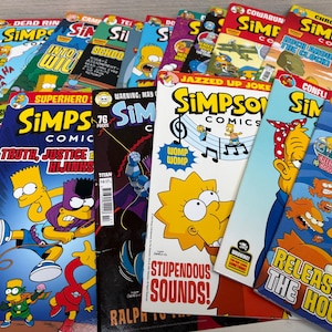 Könnte beinhalten: Eine Sammlung bunter Simpsons-Comics. Die Cover zeigen verschiedene Charaktere wie Bart, Lisa und Homer, mit lebendigen Illustrationen und Text. Zu den Titeln gehören "Superhero!", "Jazzed Up Joke" und "Release the Hounds".