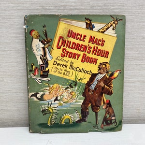 Könnte beinhalten: Ein altes Kinderbuch mit dem Titel "Uncle Mac's Children's Hour Story Book" mit Illustrationen eines Piraten, einer Meerjungfrau, eines Drachen und eines Affen. Das Buch wurde herausgegeben von Derek McCulloch, bekannt als "Uncle Mac" der BBC.