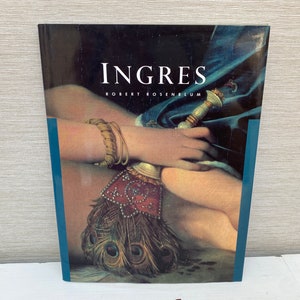 Könnte beinhalten: Ein Buch mit dem Titel "Ingres" von Robert Rosenblum, das eine Nahaufnahme einer Frauenhand zeigt, die einen Fächer aus Pfauenfedern hält.