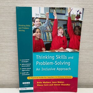Puede incluir: Una cubierta de libro azul turquesa con el título "Thinking Skills and Problem-Solving: An Inclusive Approach." La cubierta del libro presenta una foto de cuatro niños con las manos levantadas en el aire. El libro es una guía práctica para maestros de escuelas primarias.