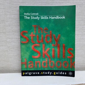Könnte beinhalten: Ein grünes Buch mit dem Titel "The Study Skills Handbook" von Stella Cottrell. Der Titel wird in roten Buchstaben auf dem Cover wiederholt.