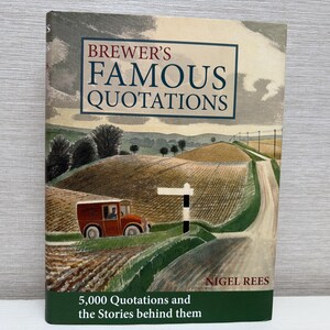 Könnte beinhalten: Ein Buchcover mit einer Landschaftsillustration in Grün, Braun und Blau. Der Titel lautet "Brewer's Famous Quotations" und der Untertitel lautet "5.000 Zitate und die Geschichten dahinter". Der Autor ist Nigel Rees.