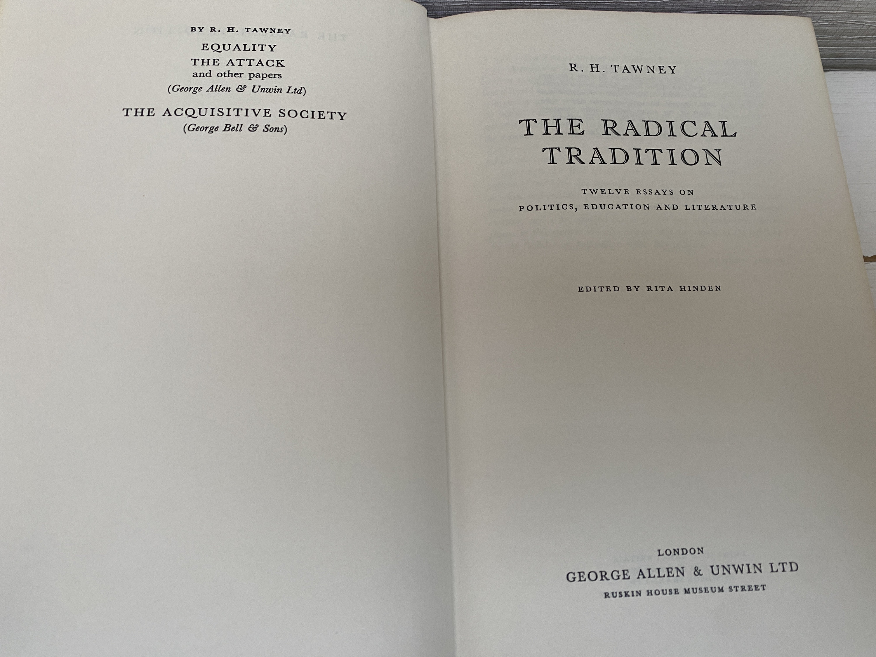 ラディカルな伝統 政治、教育、文学に関する 12 のエッセイ R H