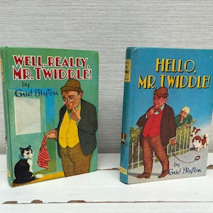 Puede incluir: Dos libros infantiles vintage, "Well, Really, Mr. Twiddle!" y "Hello, Mr. Twiddle!" de Enid Blyton. Los libros presentan ilustraciones de un hombre con traje y sombrero. El primer libro es verde y el segundo azul.