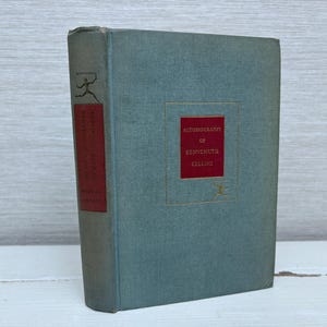 Può includere: Un libro rilegato in blu con il titolo "Autobiografia di Benvenuto Cellini" stampato in rosso sul dorso e sulla copertina.