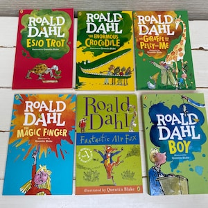 以下が含まれることがあります： ロアルド・ダールによるカラフルなペーパーバックの書籍7冊のセット。物語の様々なキャラクターやシーンが描かれたイラストが掲載されています。タイトルは「エシオ・トロット」、「巨大なワニ」、「キリンとペリーと私」、「魔法の指」、「ファンタスティック・ミスター・フォックス」、「少年」です。