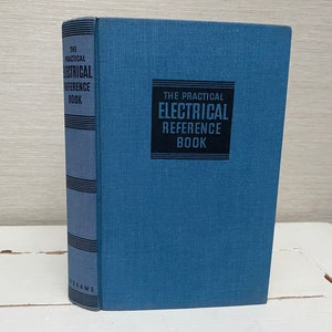 以下が含まれることがあります： 黒い文字とタイトルの周りに黒い枠のある「The Practical Electrical Reference Book」というタイトルの青いハードカバーの本です。