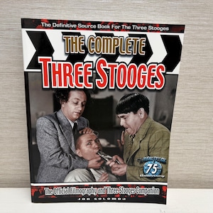 以下が含まれることがあります： コメディトリオの写真が掲載された「THE COMPLETE THREE STOOGES」というタイトルの本。表紙には「The Definitive Source Book For The Three Stooges」と「The Official Filmography and Three Stooges Companion」というテキストが含まれています。この本は75周年を記念しています。