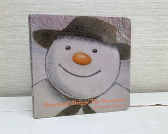 Raymond Briggs – El muñeco de nieve – Construyendo el muñeco de nieve – Primera edición Reimpresión 1986 Libro de cartón