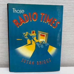 Könnte beinhalten: Ein türkisblaues Buchcover für "Those Radio Times" von Susan Briggs. Der Titel ist in großen, rot umrandeten Buchstaben gehalten. Eine Illustration zeigt eine Person in einem Stuhl mit einem Radio und einem Bilderrahmen. Der Name des Autors ist in Gold gehalten.