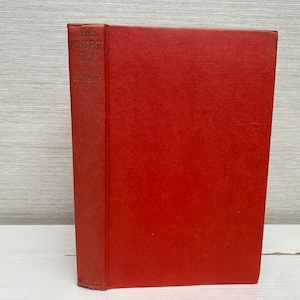 Może przedstawiać: Czerwona książka w twardej oprawie z tytułem "The Longest Day" w złotych literach na grzbiecie.
