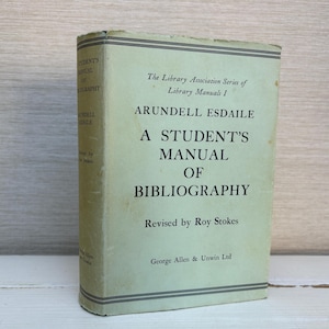 Può includere: Un libro verde intitolato "A Student's Manual of Bibliography" di Arundell Esdaile, riveduto da Roy Stokes. The Library Association Series of Library Manuals I. Pubblicato da George Allen & Unwin Ltd.