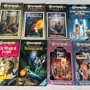 以下が含まれることがあります： 「Weasels Luck」や「The Gates of Thorbardin」などのタイトルを含む、8冊のファンタジー小説のコレクション。本には、キャラクターやシーンのイラストが描かれたカラフルな表紙が付いています。「Dragonlance Tales」と「Preludes」の巻が含まれています。