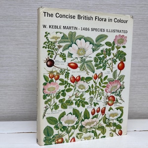 Op de afbeelding: Een boek getiteld "The Concise British Flora in Colour" van W. Keble Martin, met 1486 soorten geïllustreerd met kleurrijke tekeningen van bloemen en planten.
