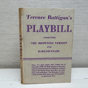 Puede incluir: Un libro de bolsillo vintage titulado "Playbill" de Terence Rattigan, que presenta las obras "The Browning Version" y "Harlequinade". La portada es blanca con texto morado y un borde decorativo.