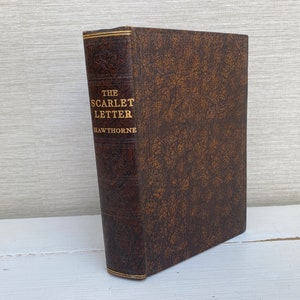 La letra escarlata de Nathaniel Hawthorne 1930s Libro de tapa dura Odhams Press - Cuero sintético marrón