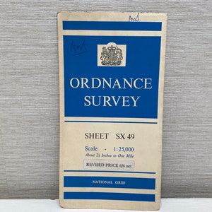 Puede incluir: Mapa antiguo de Ordnance Survey, con un diseño azul y blanco. Presenta el texto "ORDNANCE SURVEY" y el escudo de armas real británico. La hoja del mapa es SX 49, a escala 1:25.000.