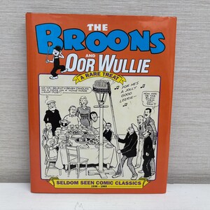 Pode incluir: Uma banda desenhada vintage intitulada "The Broons and Oor Wullie: A Rare Treat" com uma capa laranja. A capa apresenta ilustrações de desenhos animados de pessoas à volta de uma mesa e o texto "Seldom Seen Comic Classics 1936-1960".