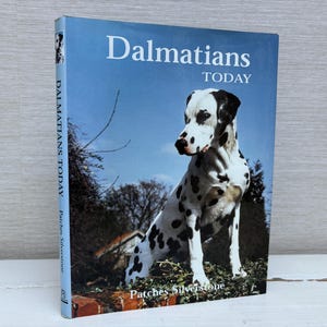 Könnte beinhalten: Ein Buch mit dem Titel "Dalmatians Today" von Patches Silverstone, mit einem schwarz-weißen Dalmatiner auf dem Cover.