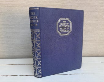 Il libro del Giubileo d'argento: la storia di 25 anni ricchi di eventi in immagini. Copertina rigida. Oldham's Press.