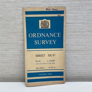 Puede incluir: Una hoja de mapa vintage de Ordnance Survey para Bovey Tracey, Inglaterra. El número de la hoja es SX 87. La escala es 1:25.000, lo que equivale a aproximadamente 2,4 pulgadas por milla. El precio es de 4s. 6d. neto.