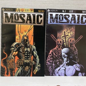 Op de afbeelding: Twee stripboeken met de titel "Mosaic" op de cover. De eerste strip is nummer 1 en de tweede strip is nummer 2. Beide strips hebben een donkere, grimmige stijl met een focus op actie en geweld.
