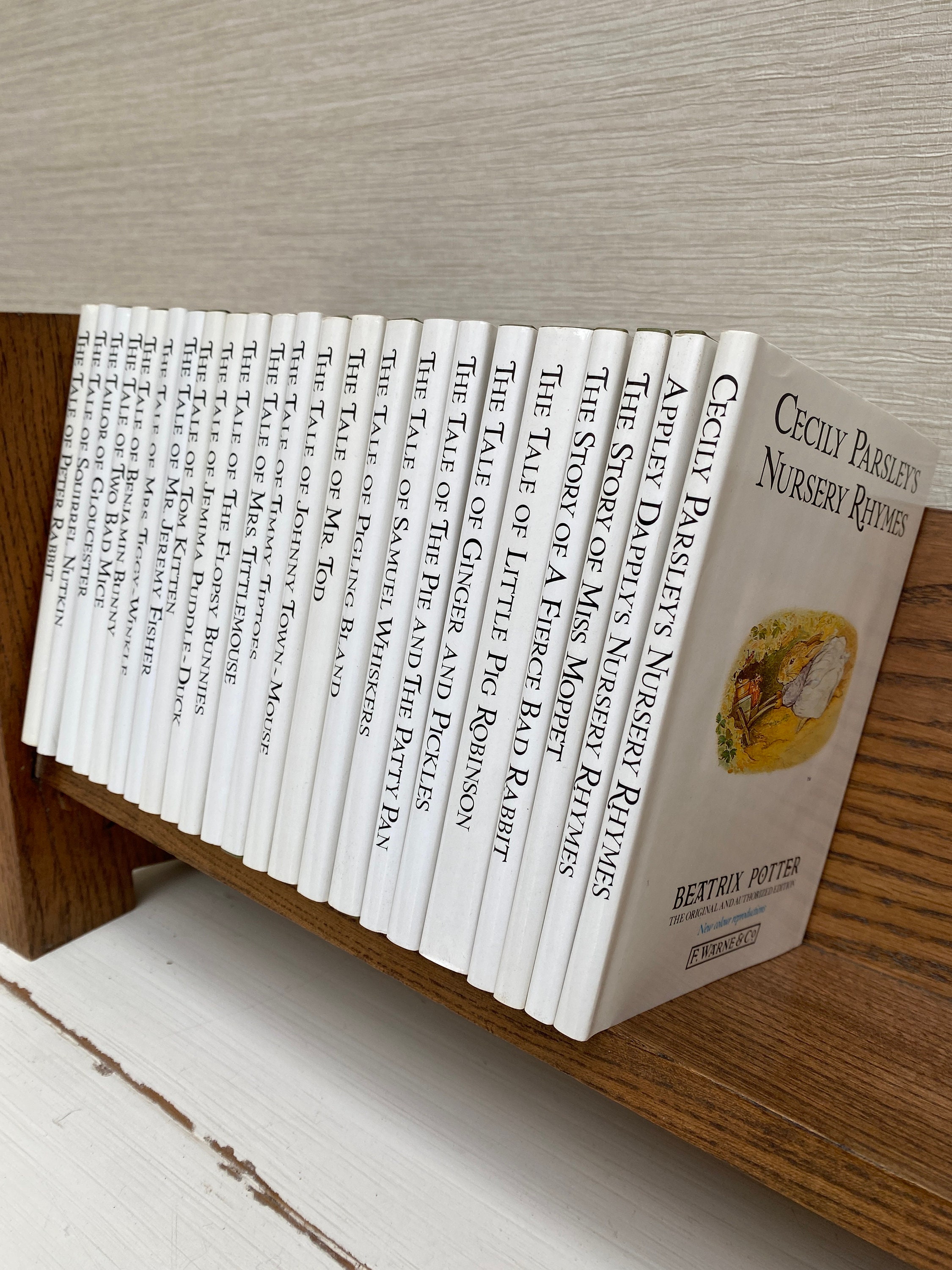 ピーターラビット 絵本21冊＋F. Warne & Co.製木製本立て 絵本ピ－タ