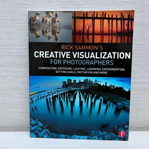 Könnte beinhalten: Ein Fotobuch von Rick Sammon mit dem Titel "Creative Visualization for Photographers". Das Cover zeigt Bilder von Pferden, einem Sonnenuntergang und einer Stadtlandschaft. Der Untertitel nennt Komposition, Belichtung und Beleuchtung.