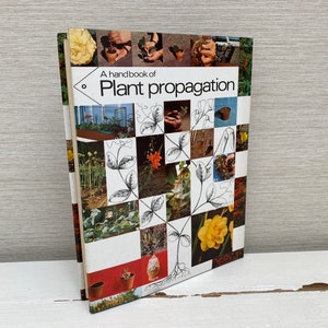 Op de afbeelding: Een handboek met de titel "A handbook of Plant propagation" met een witte achtergrond en een schaakbordpatroon van afbeeldingen die betrekking hebben op plantvermeerdering. De afbeeldingen omvatten close-ups van planten, handen die gereedschap vasthouden en verschillende stadia van plantengroei.