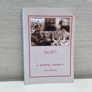 Puede incluir: Un libro titulado "Sark: A Feudal Fraud?" de Peter J Rivett. La portada presenta una foto en blanco y negro de dos personas sentadas en un sofá.