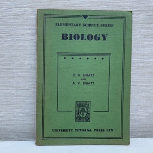 Puede incluir: Un libro verde con el título "BIOLOGY" en letras negras. El libro forma parte de la "ELEMENTARY SCIENCE SERIES" y está escrito por E. R. SPRATT y A. V. SPRATT. El libro está publicado por UNIVERSITY TUTORIAL PRESS LTD.