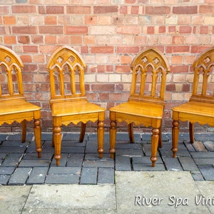 4 Helle Eiche Esszimmerstühle Gothic Kirchturmlehne Set von vier Esszimmerstühlen Antiker Pugin Stil Goldene Eiche Gothic Revival Tiger Eiche Ecclesiastic