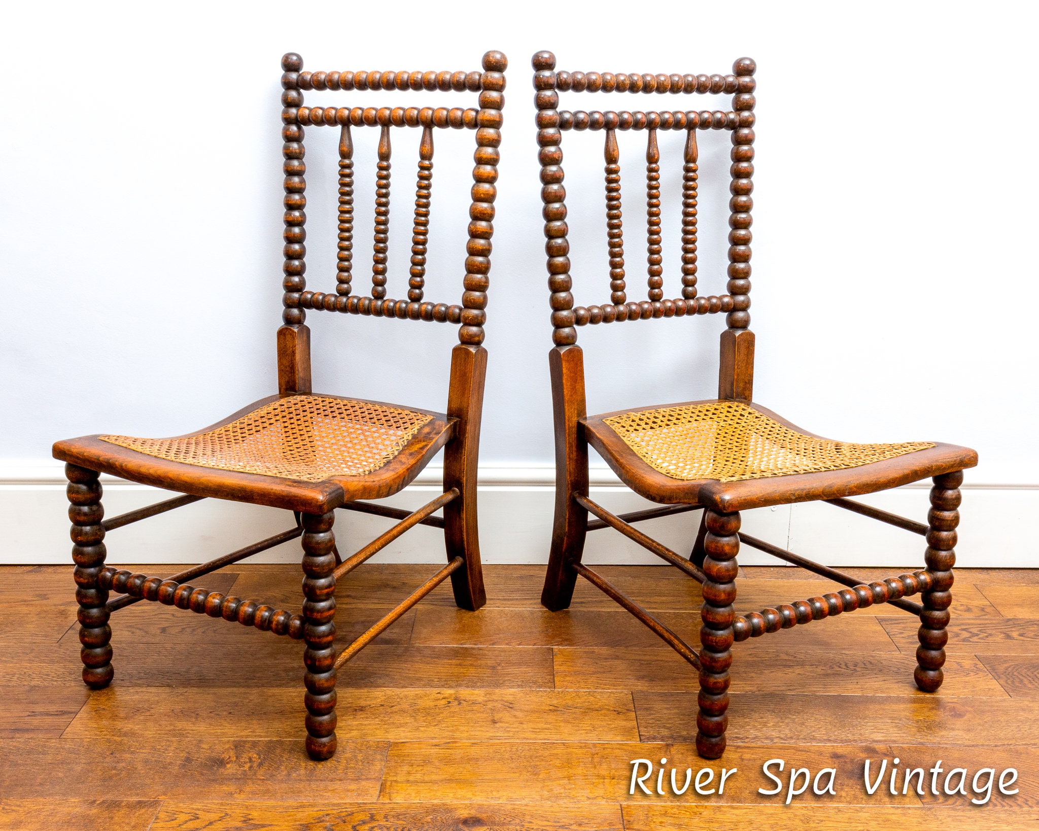 Raro par de sillas de bolillo de 1800 con rúbricas de Bowen y