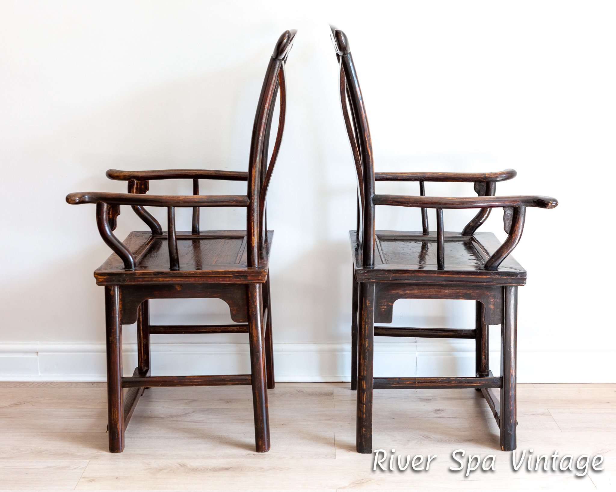 19 世紀の美しい中国製アームチェア 2 脚セット 漆塗りの公式帽子