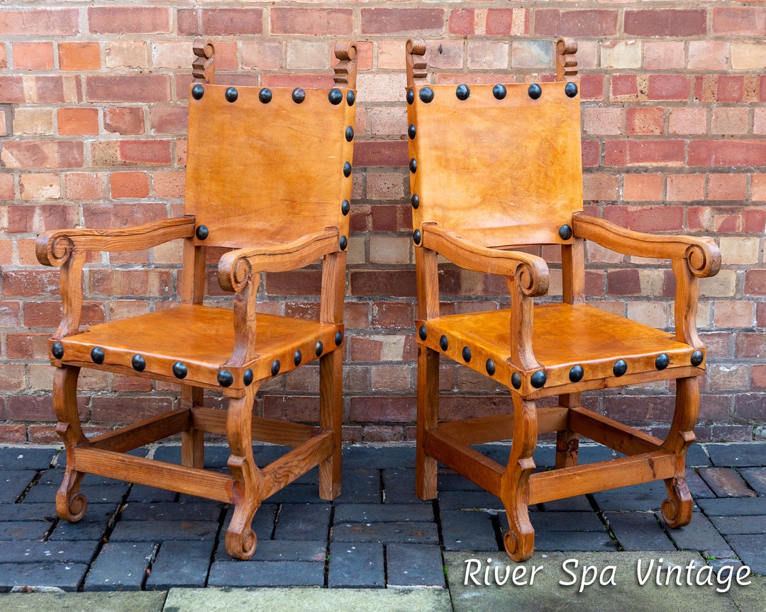 Sedie del trono in pelle messicana Coppia di spagnolo coloniale stile  barocco vintage spagnolo borchiato in pelle pino Carver sedie da pranzo  vintage