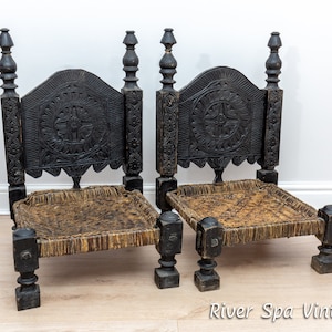 Par de sillas de cuero talladas antiguas talladas en Swat Valley low ebonized, sillas de boda talladas en la India paquistaní, sillas talladas tribales étnicas