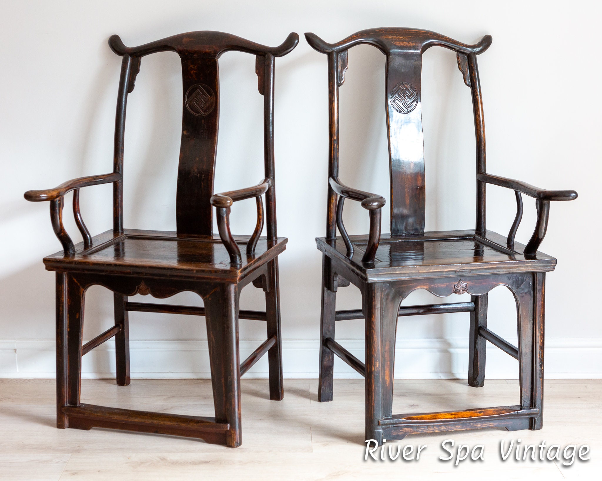 19 世紀の美しい中国製アームチェア 2 脚セット 漆塗りの公式帽子