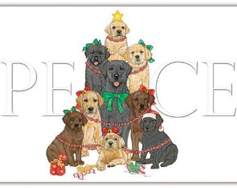 Op de afbeelding: Een kerstkaart met een groep Labrador Retriever-puppies die in feestelijke kleding zijn gekleed en de vorm van een kerstboom vormen. Het woord "VREDE" staat in witte letters bovenaan de kaart.