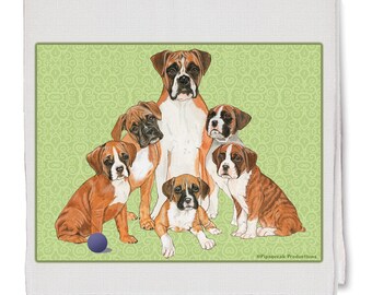 Op de afbeelding: Witte rechthoekige keukendoek met een groene rechthoek met een familie van zes Boxer honden. De honden zijn bruin en wit met zwarte aftekeningen. Een blauwe bal staat linksonder. De achtergrond is lichtgroen met een wervelpatroon.