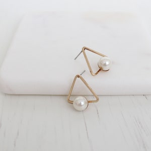 gold dainty pearl stud earring. gold pearl triangle earring. modern simple pearl earring. gift for her. geometric earring.
