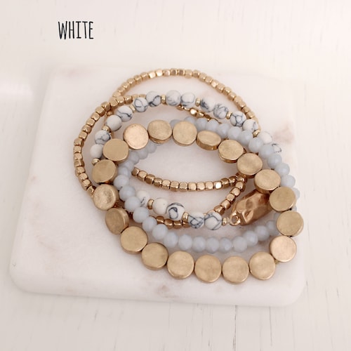 Bracelet empilable de 5 rangs de perles de pierres naturelles en cristal. Bracelet bohème hippie de perles rondes en or. Pierre turquoise argentée en quartz rose.