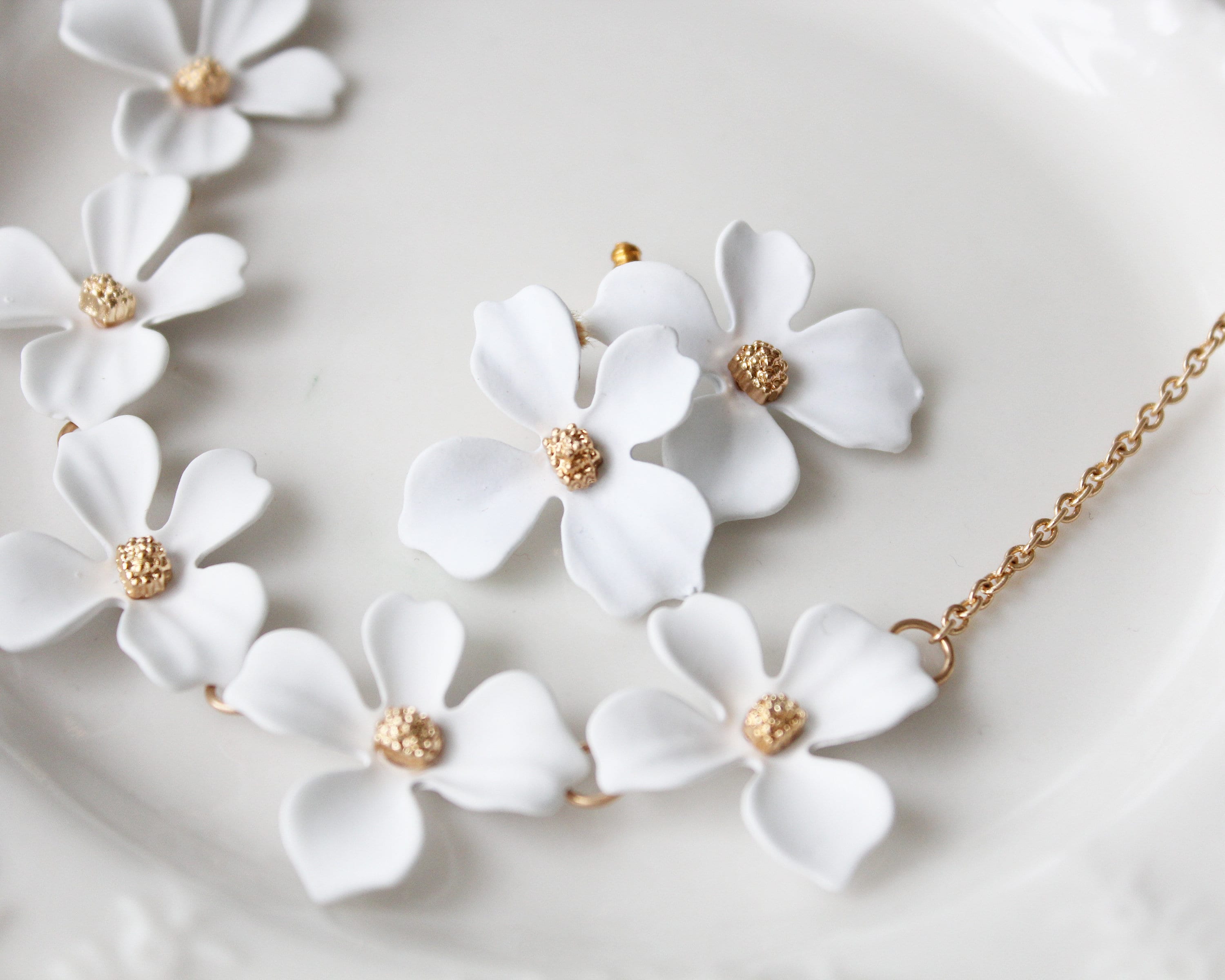 White flower chain deals