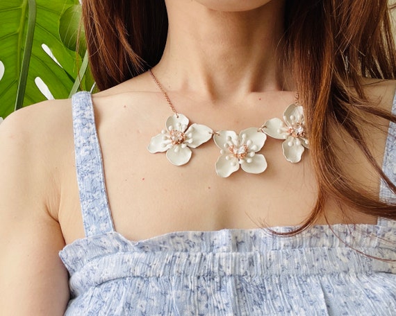 Large flower necklace outlet