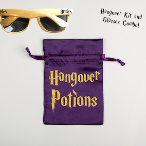 Könnte beinhalten: Goldene Sonnenbrille mit "Bride" auf den Bügeln und eine violette Satintüte mit "Hangover Potions" in goldenen Glitzerbuchstaben. Der Text "Hangover Kit and Glasses Combo!" steht in schwarzer Schrift über der Sonnenbrille.