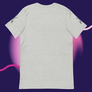 Può includere: Una t-shirt grigia melange con un design semplice che presenta due spade incrociate su ogni manica.