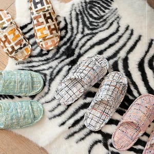 Puede incluir: Un conjunto de seis zapatillas de estar por casa con estampados coloridos. Las zapatillas están hechas de un material suave y cómodo y tienen una variedad de diseños, incluyendo cuadros, patrones geométricos y florales.