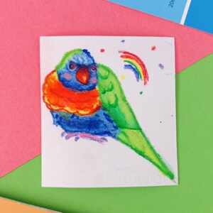 Regenboog lori originele vogel mini 2,75 x 3" illustratie/mixed media ingelijste kunst/aquarel en wax pastel tekening/vogelcadeau/muurdecor