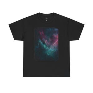 Könnte beinhalten: Schwarzes T-Shirt mit rechteckigem Design, das einen Nebel zeigt. Der Druck zeigt wirbelnde Wolken in Türkis, Lila und Rosa, wodurch ein kosmischer Effekt entsteht. Das Shirt hat einen klassischen Rundhalsausschnitt.