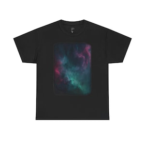 Könnte beinhalten: Schwarzes T-Shirt mit einem rechteckigen Design, das ein nebelartiges Muster zeigt. Das Design zeigt eine Mischung aus Türkis, Rosa und Lila, wodurch eine kosmische Ästhetik entsteht. Das Shirt ist ein klassischer Rundhalsausschnitt.